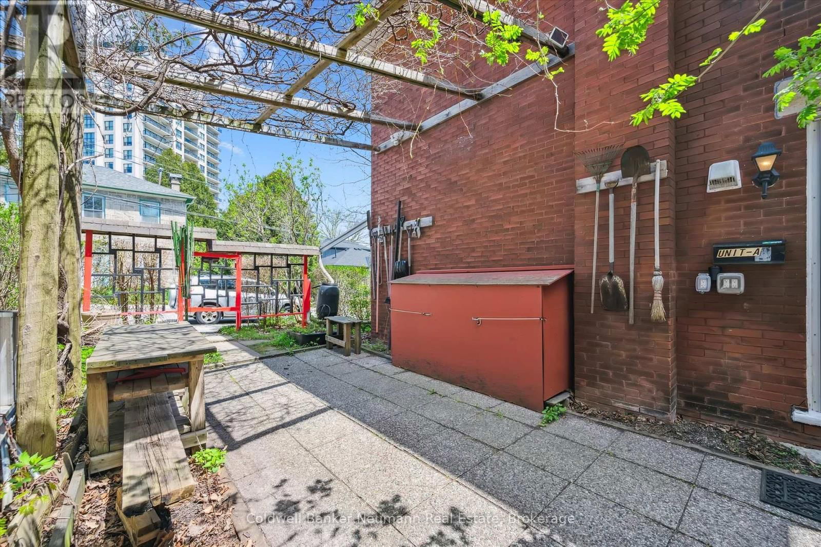 124 SURREY STREET EAST Image 19