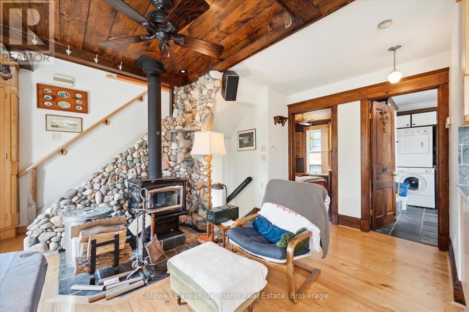 124 SURREY STREET EAST Image 21