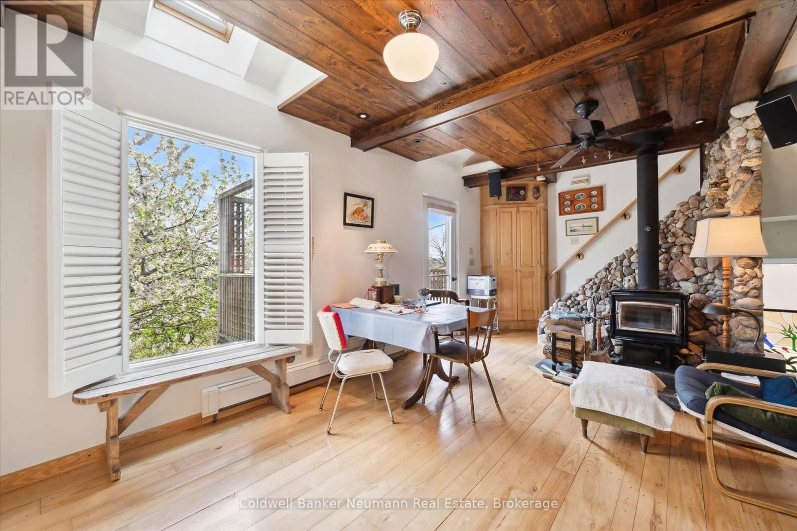 124 SURREY STREET EAST Image 22