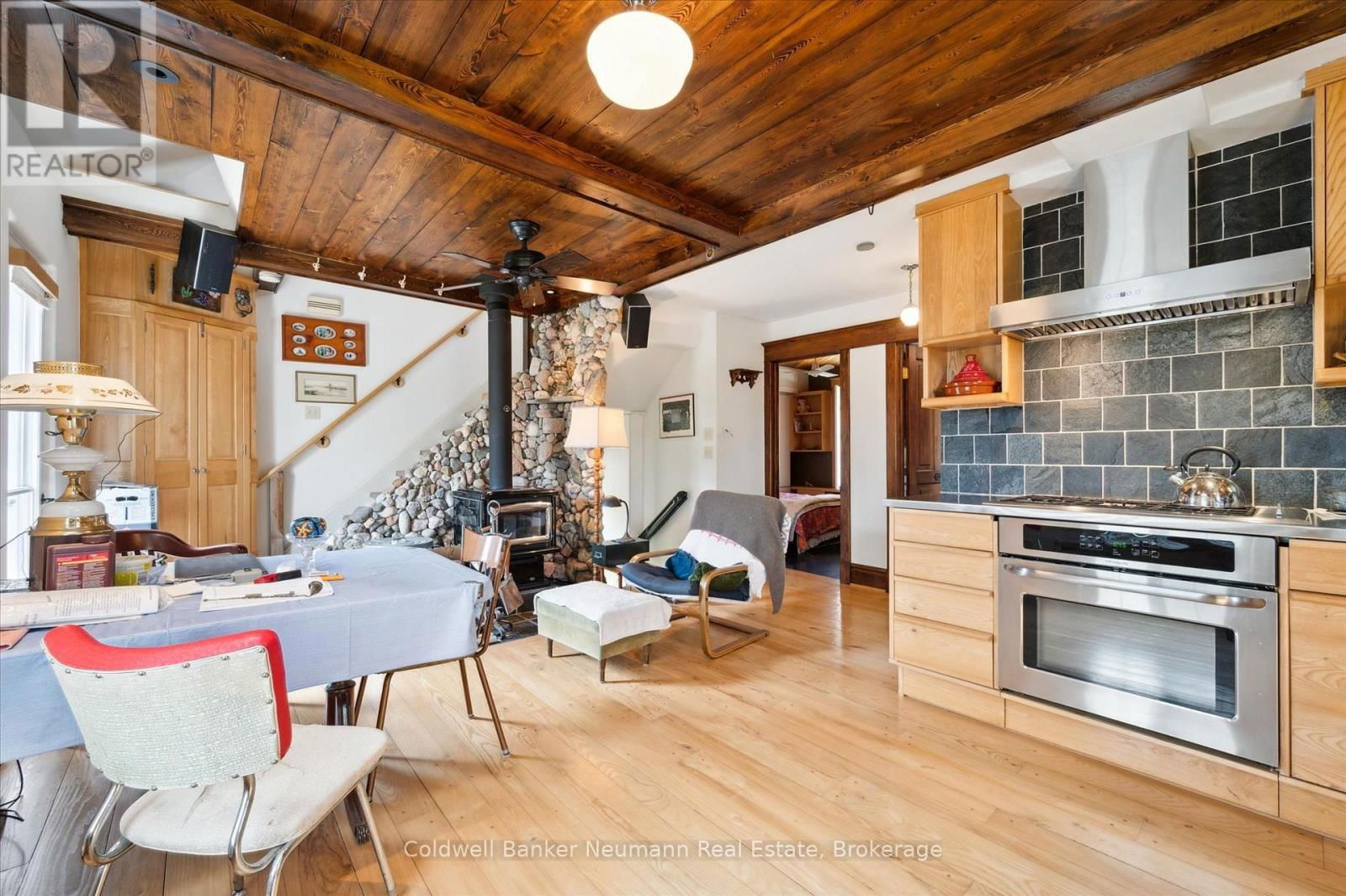 124 SURREY STREET EAST Image 23