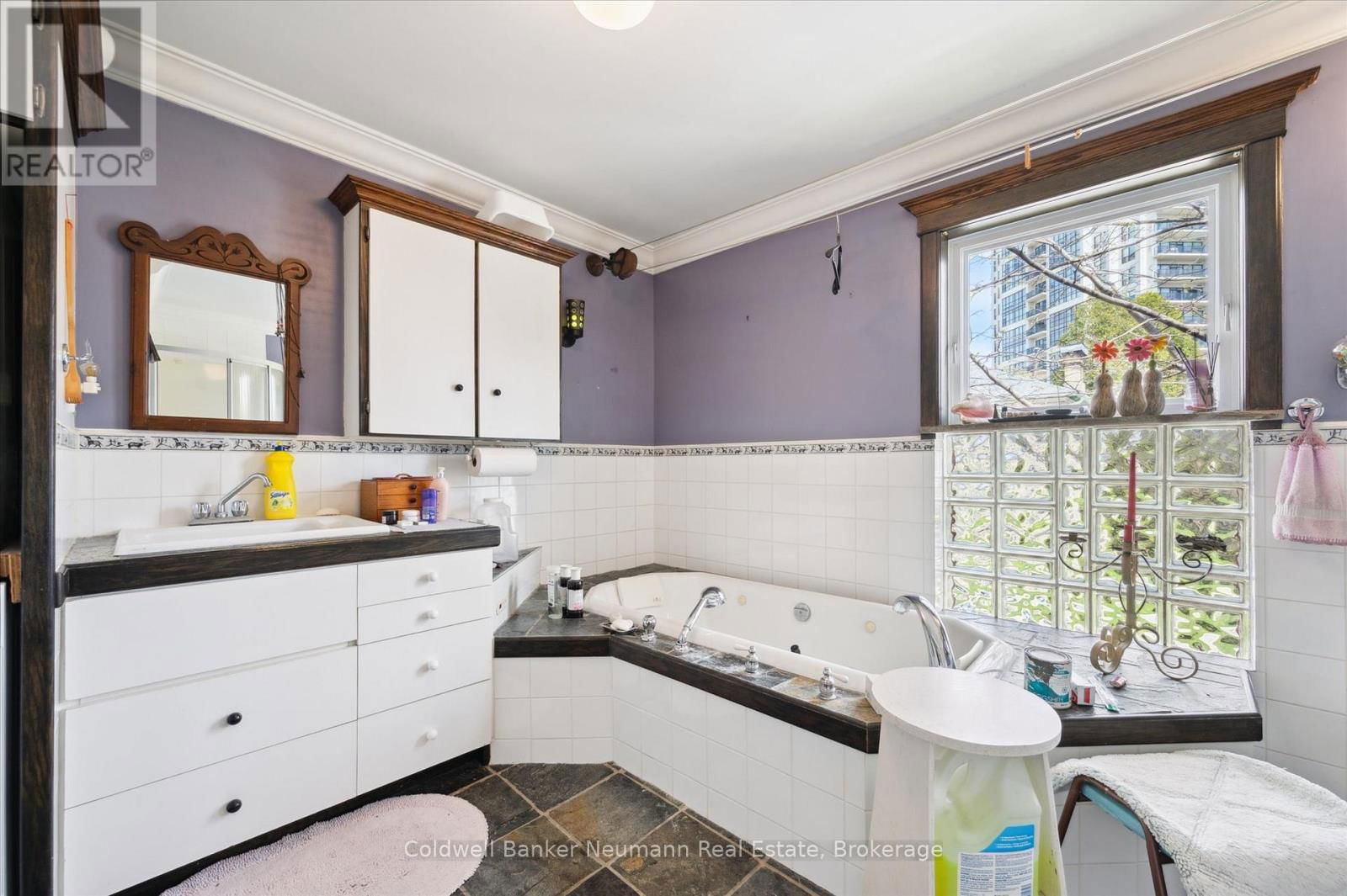 124 SURREY STREET EAST Image 24