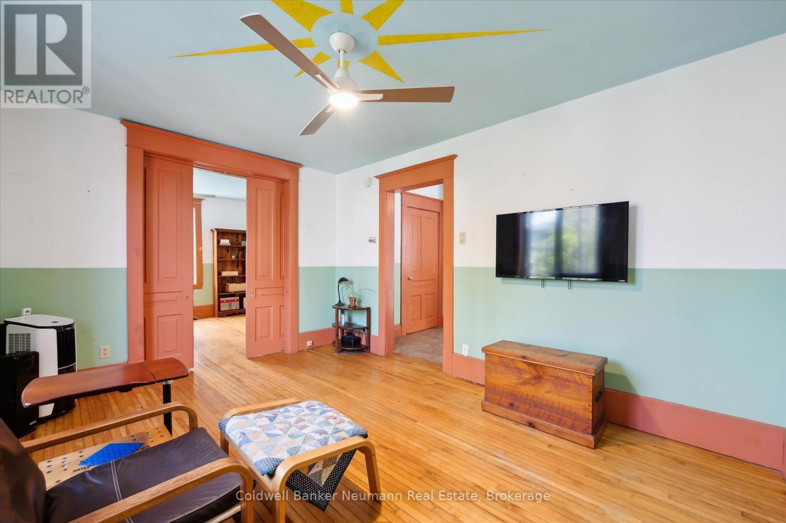 124 SURREY STREET EAST Image 30