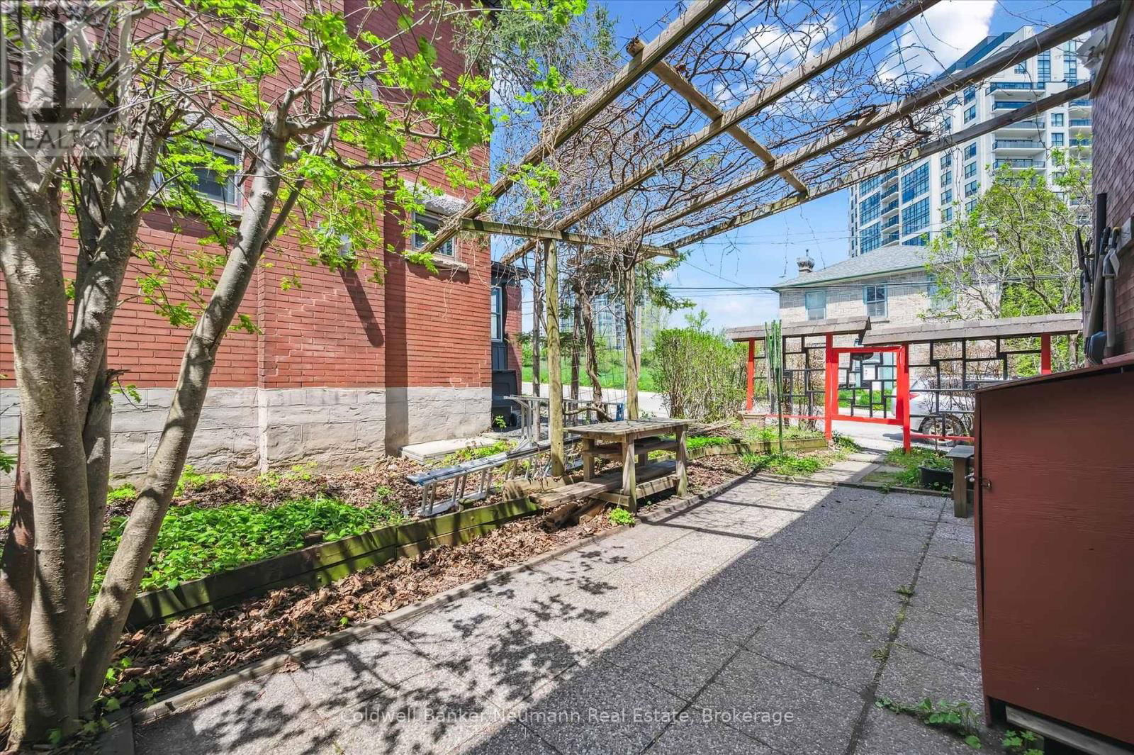 124 SURREY STREET EAST Image 34