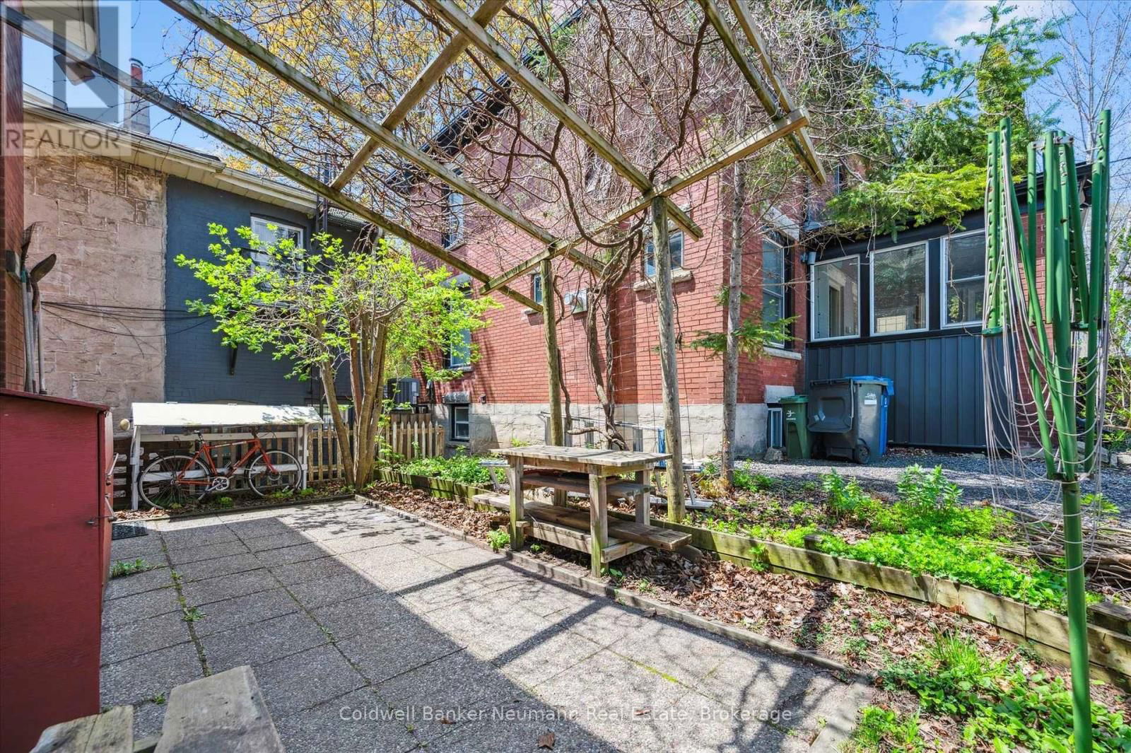 124 SURREY STREET EAST Image 35