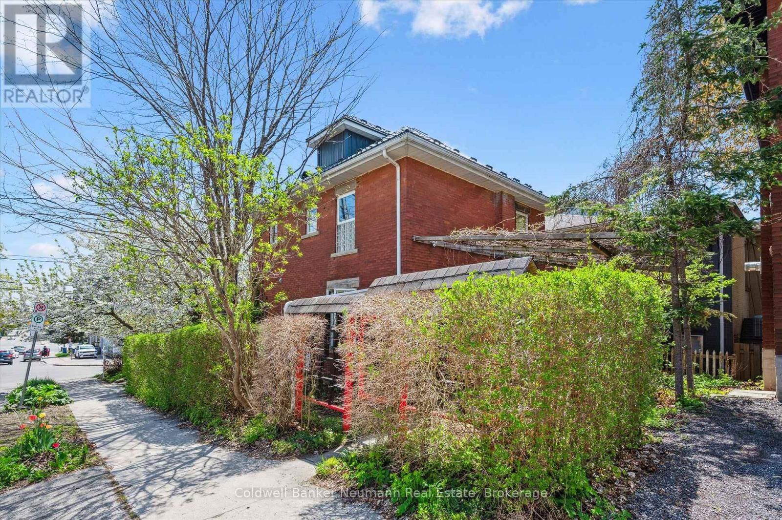 124 SURREY STREET EAST Image 36
