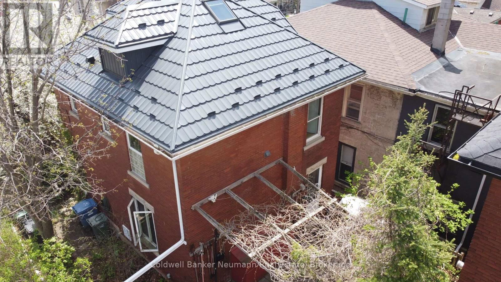 124 SURREY STREET EAST Image 37