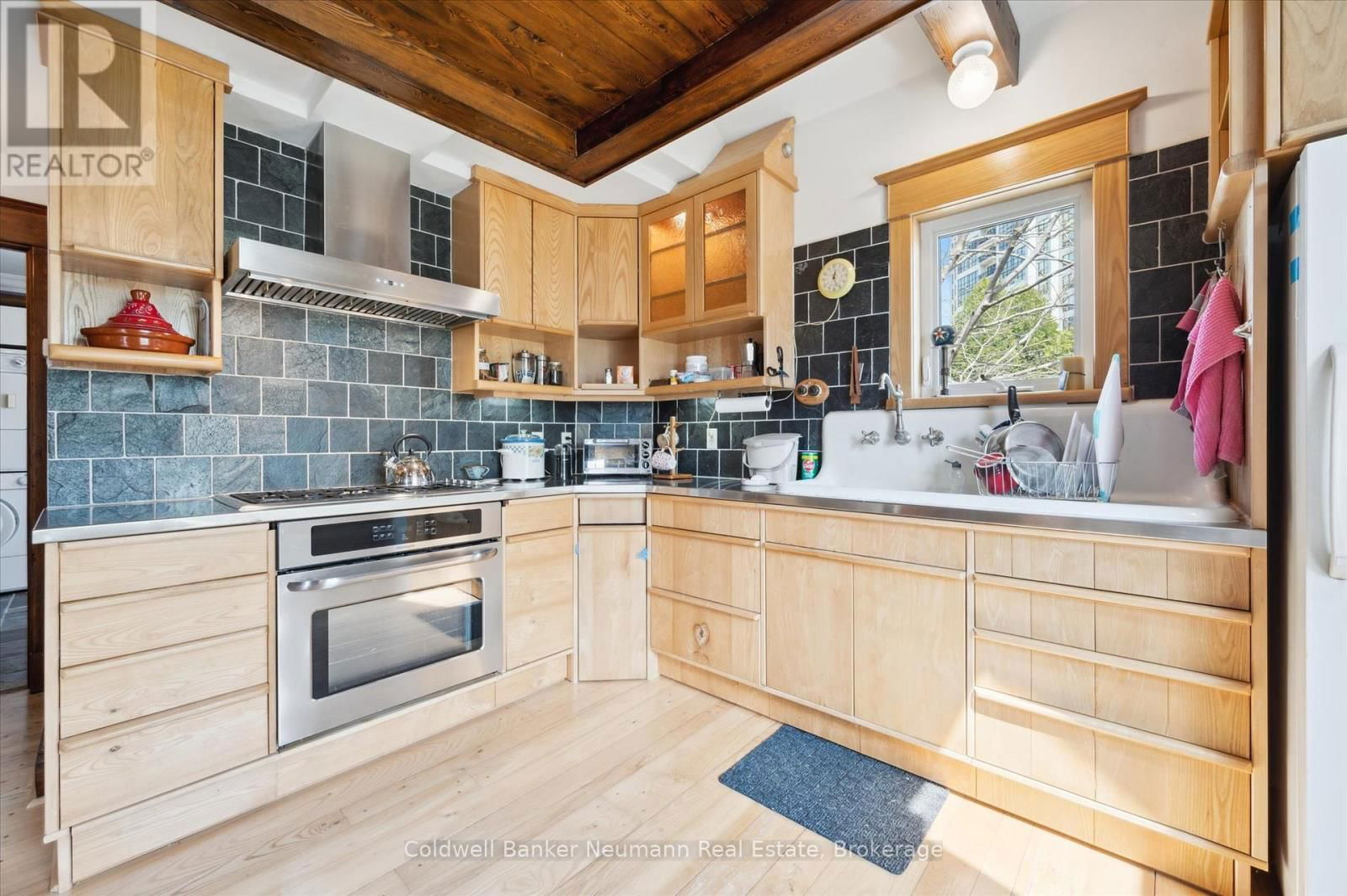124 SURREY STREET EAST Image 4