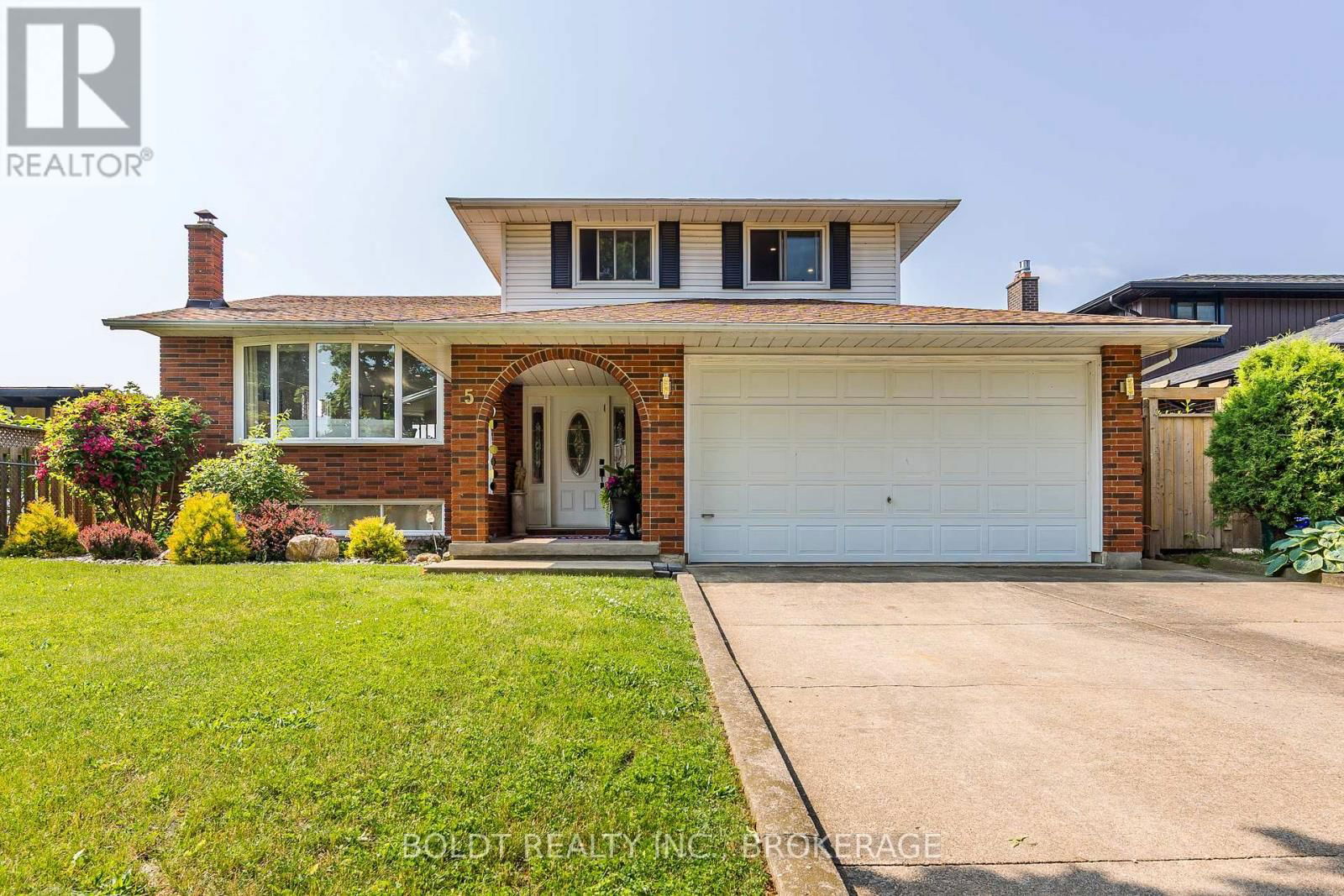 5 WOODGARDEN COURT Image 1