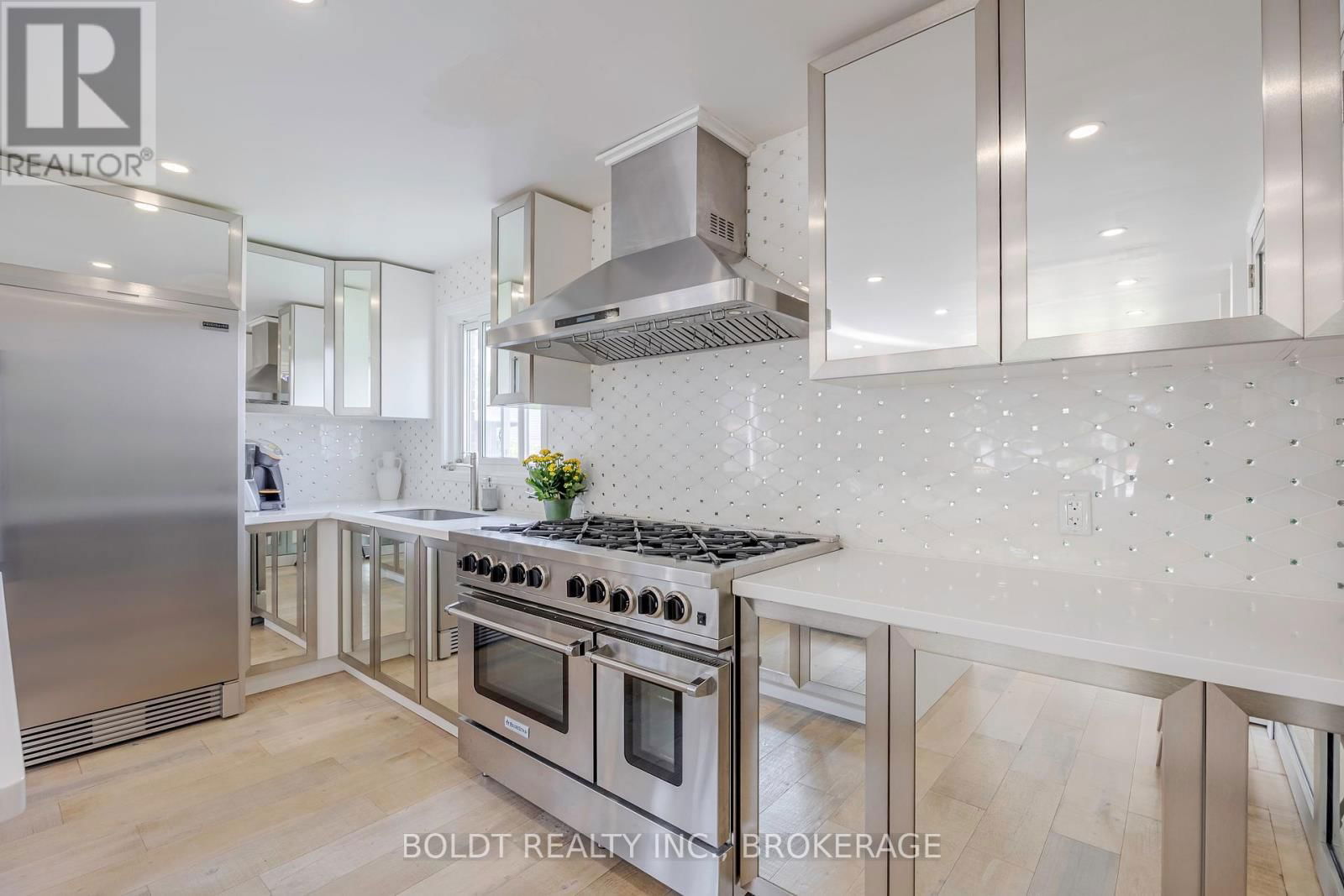 5 WOODGARDEN COURT Image 12