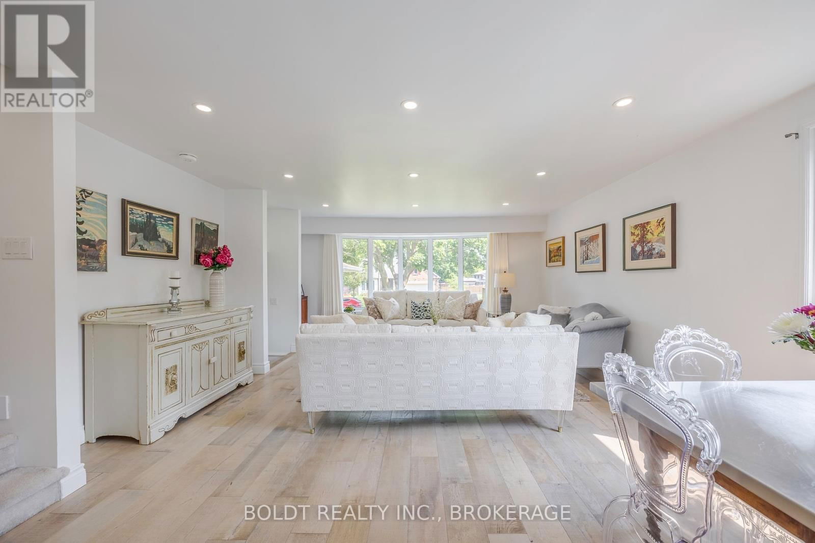 5 WOODGARDEN COURT Image 14