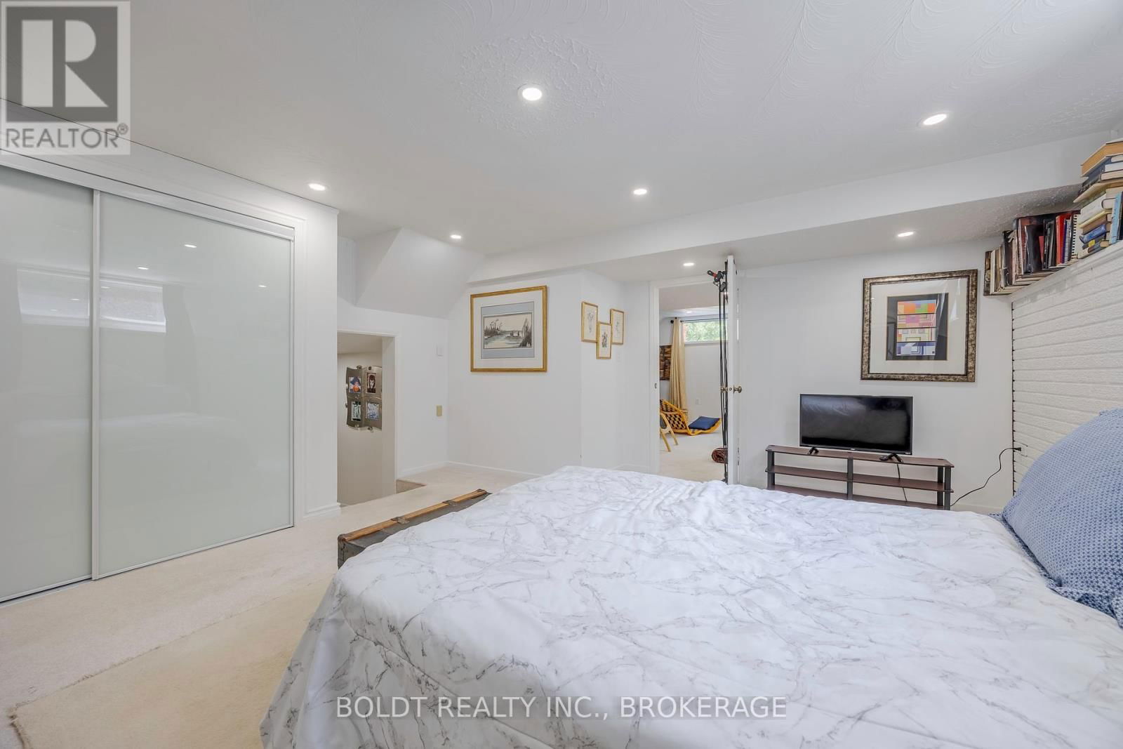 5 WOODGARDEN COURT Image 30