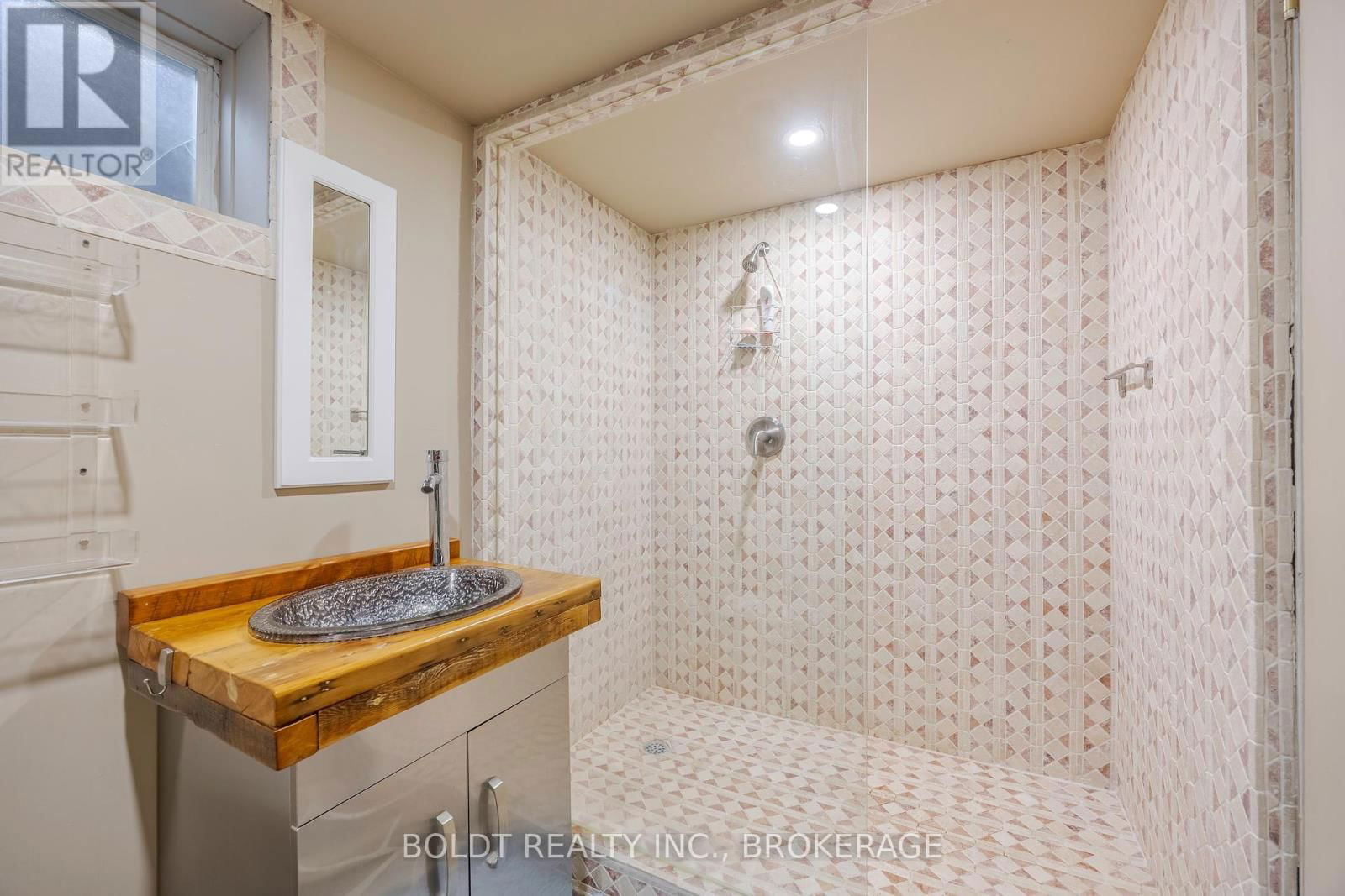 5 WOODGARDEN COURT Image 32