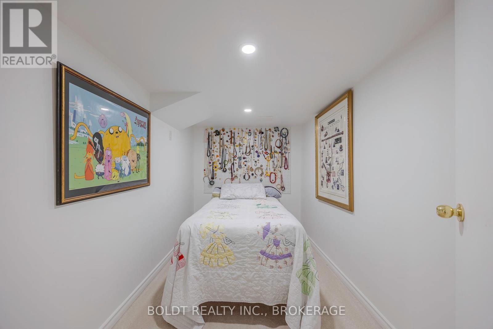 5 WOODGARDEN COURT Image 34