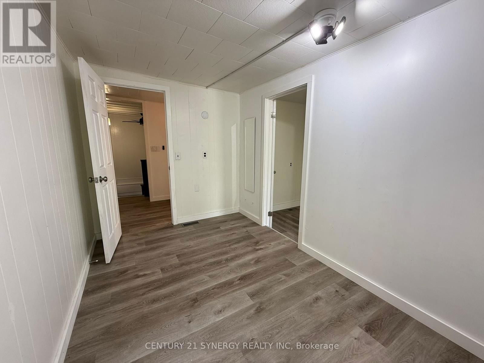 106 MAIN STREET WEST Image 12