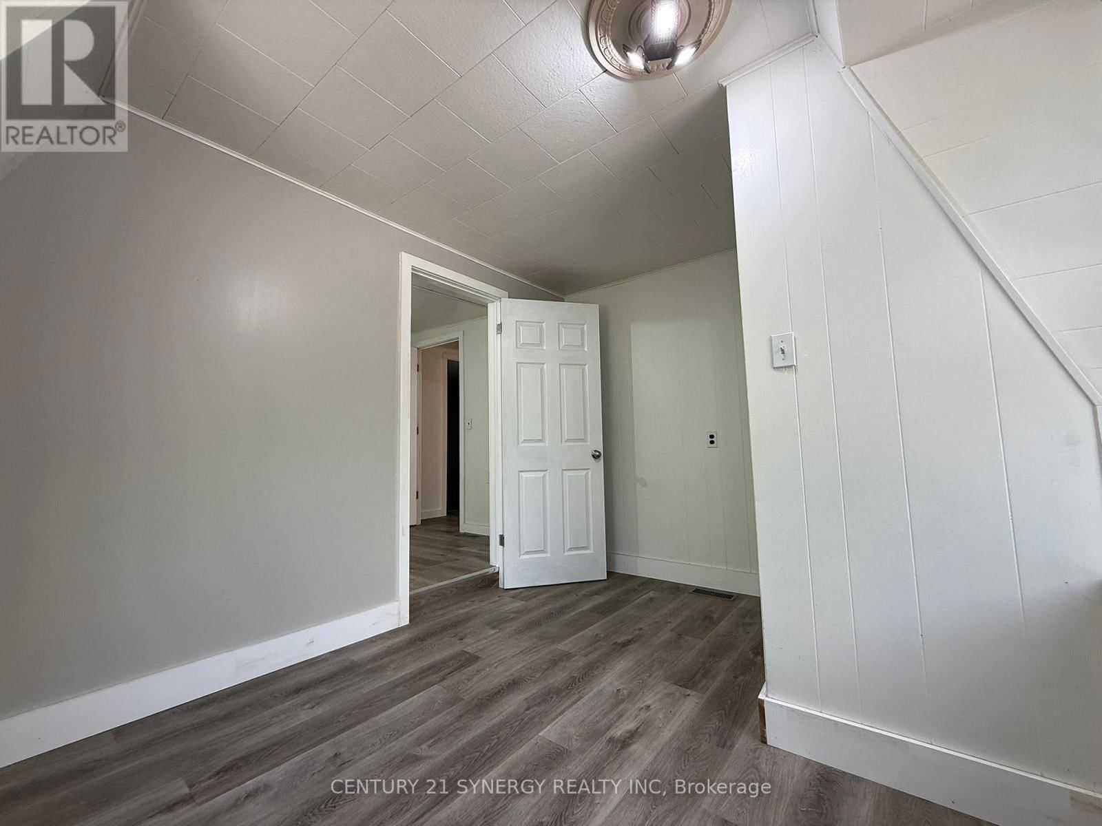 106 MAIN STREET WEST Image 14