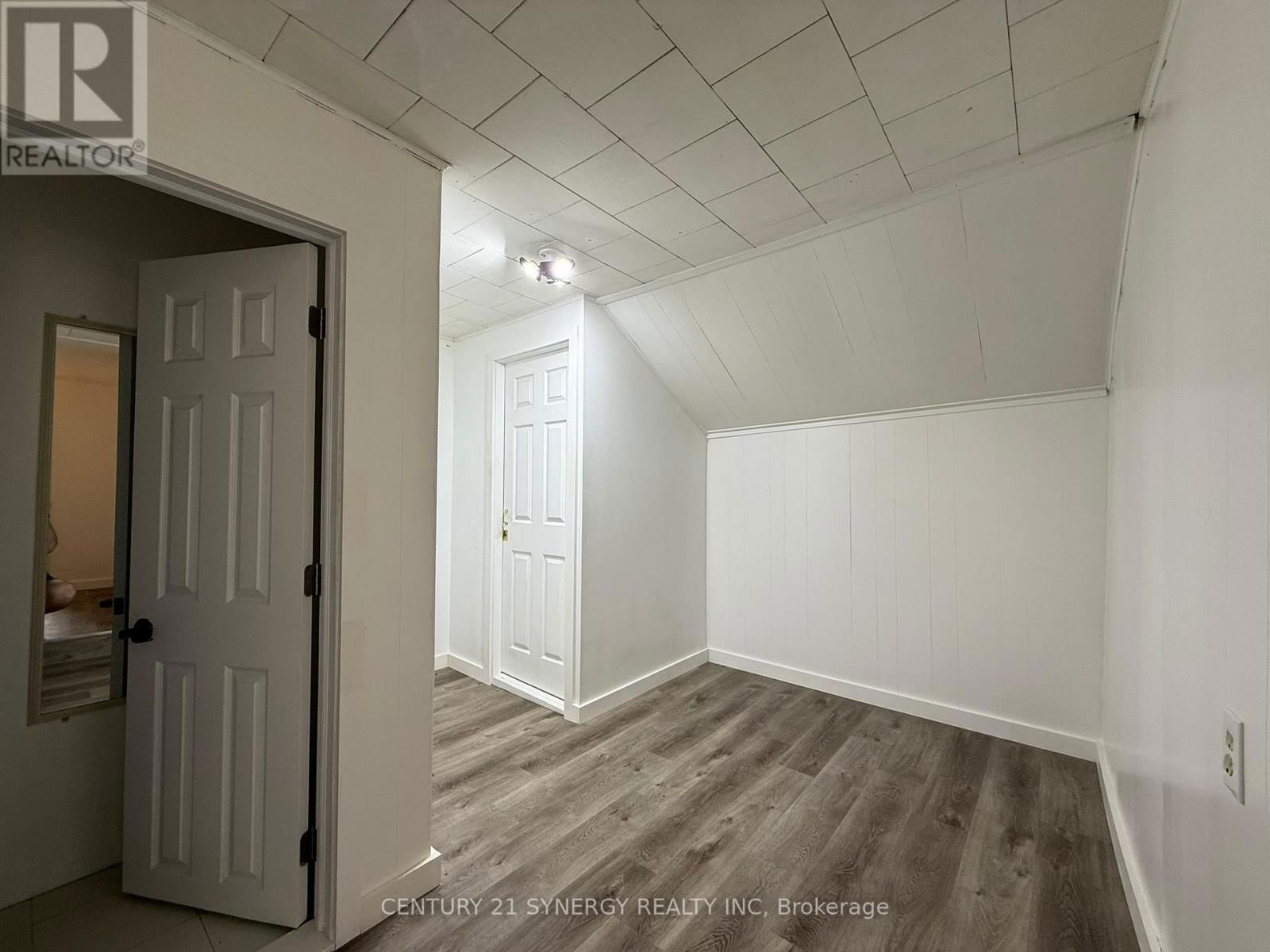 106 MAIN STREET WEST Image 15