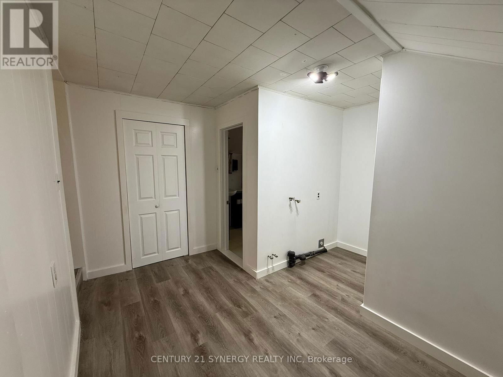 106 MAIN STREET WEST Image 16