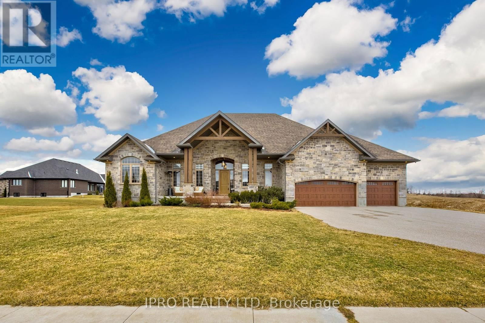 111 SUNSET HILLS CRESCENT Image 1