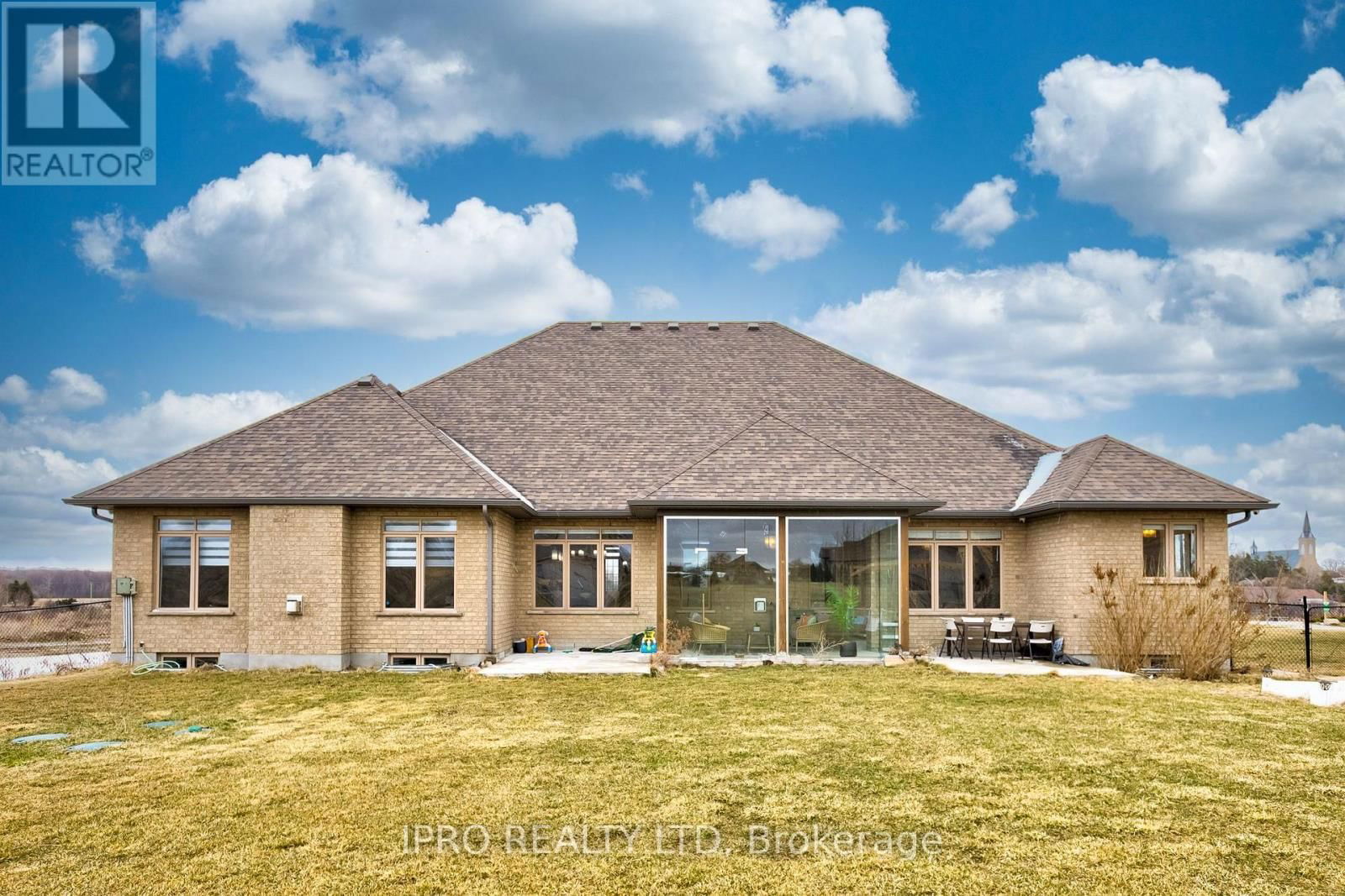111 SUNSET HILLS CRESCENT Image 42