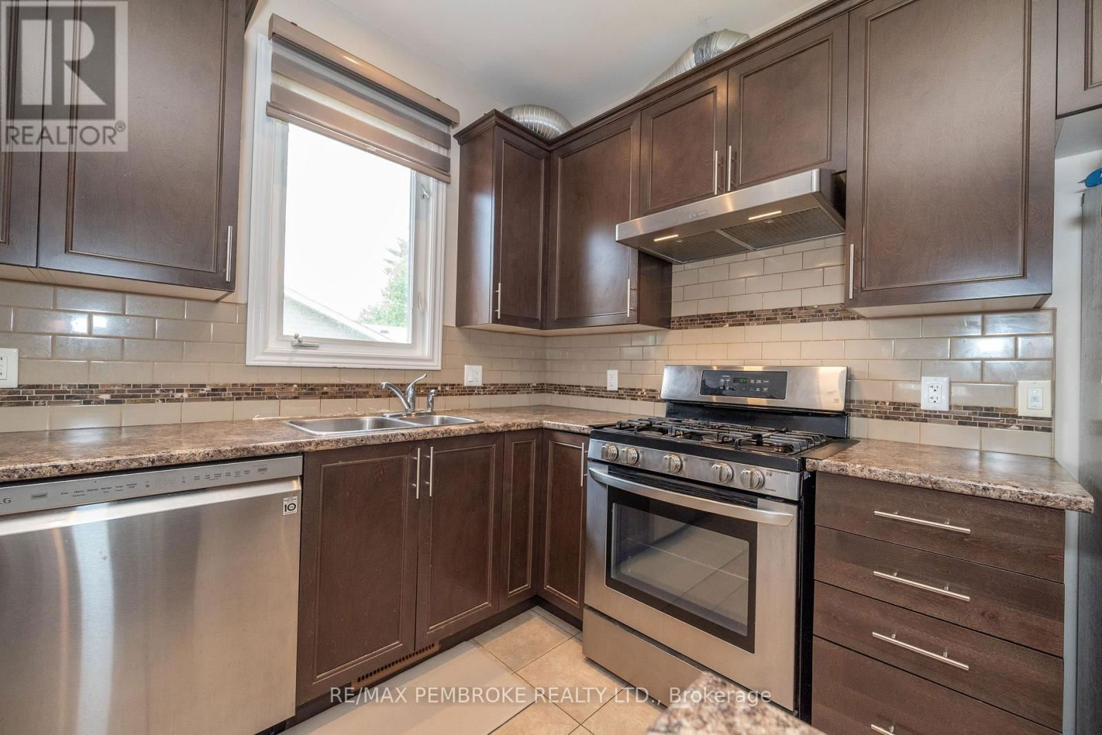 547 GARDNER CRESCENT Image 12