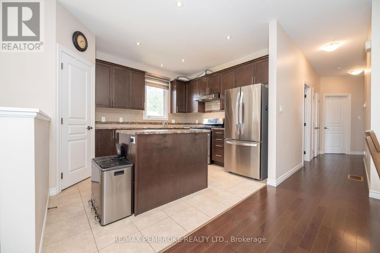 547 GARDNER CRESCENT Image 13