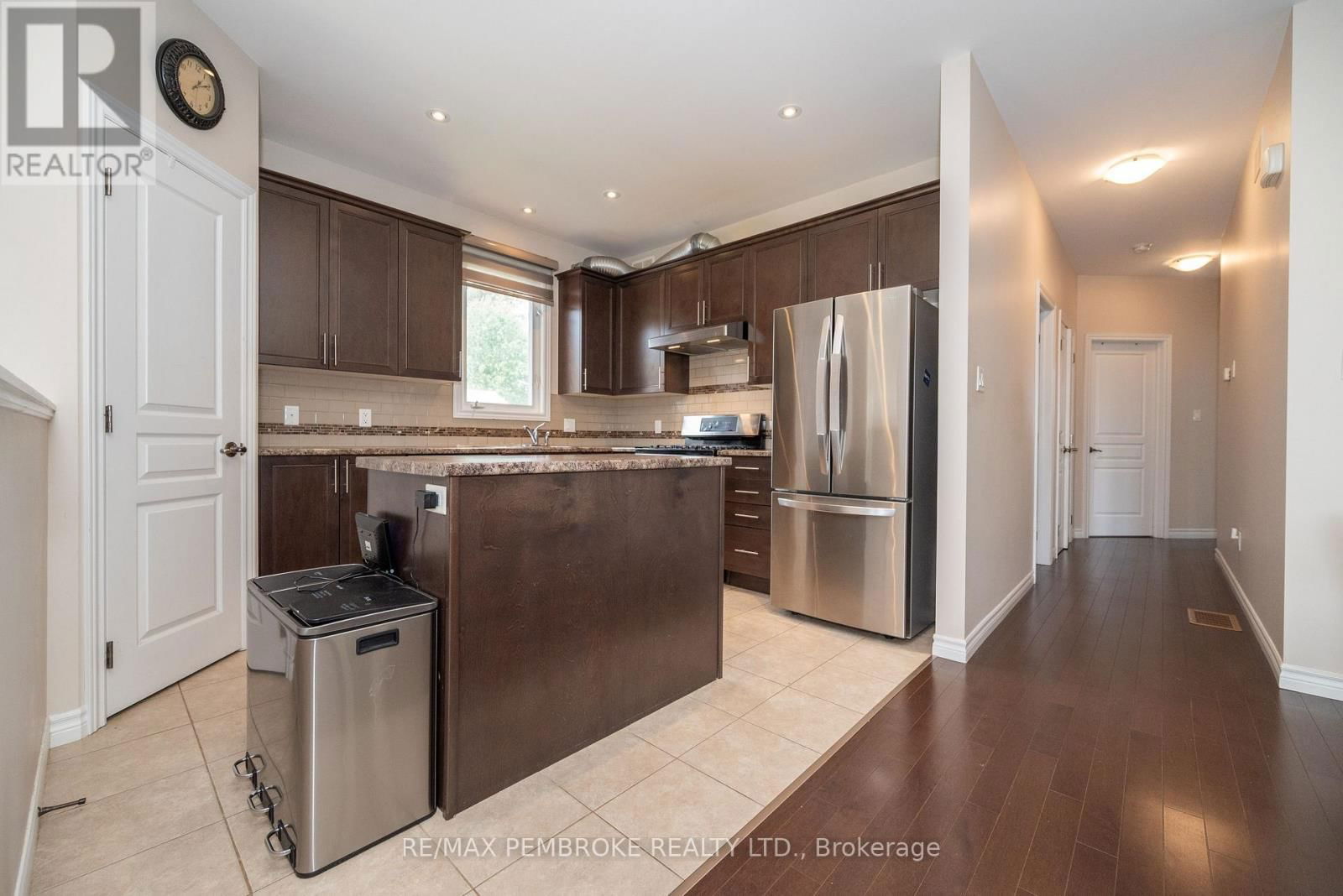 547 GARDNER CRESCENT Image 14