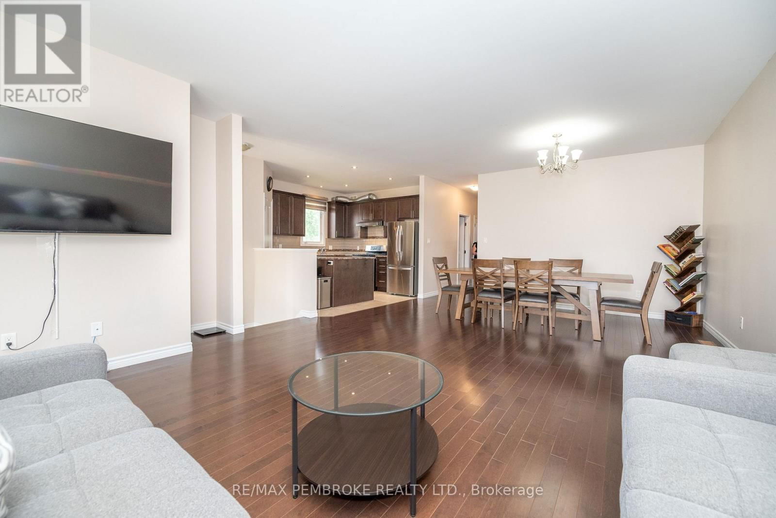 547 GARDNER CRESCENT Image 17