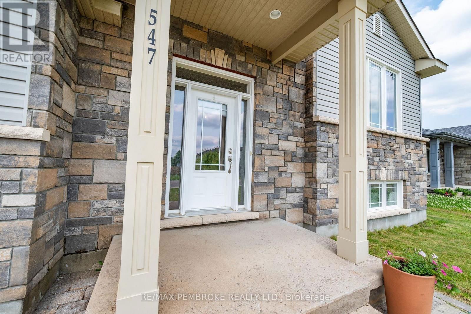 547 GARDNER CRESCENT Image 3