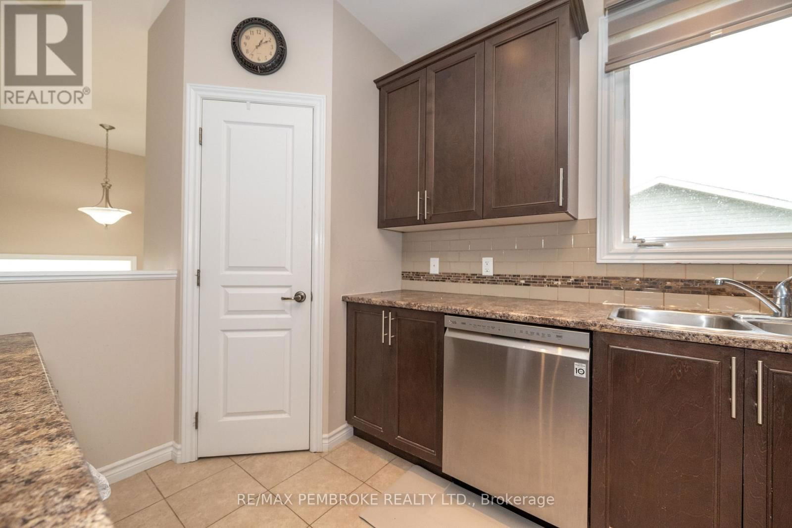 547 GARDNER CRESCENT Image 9