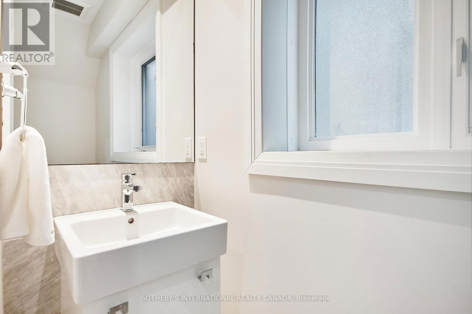 384 BERKLEY AVENUE Image 30