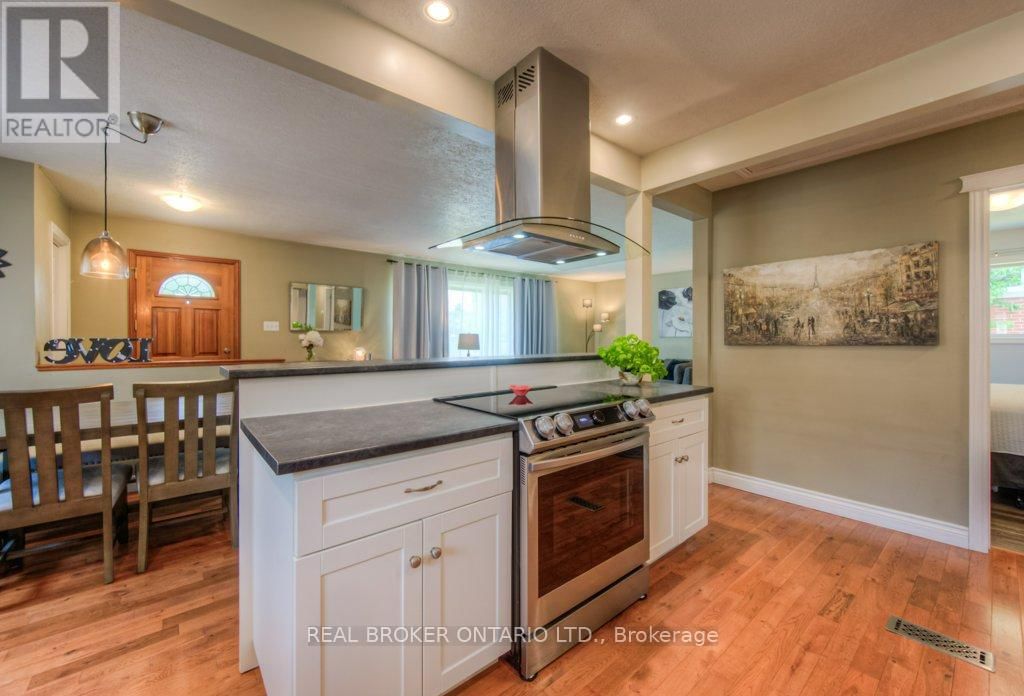 1212 QUEEN'S BOULEVARD Image 10