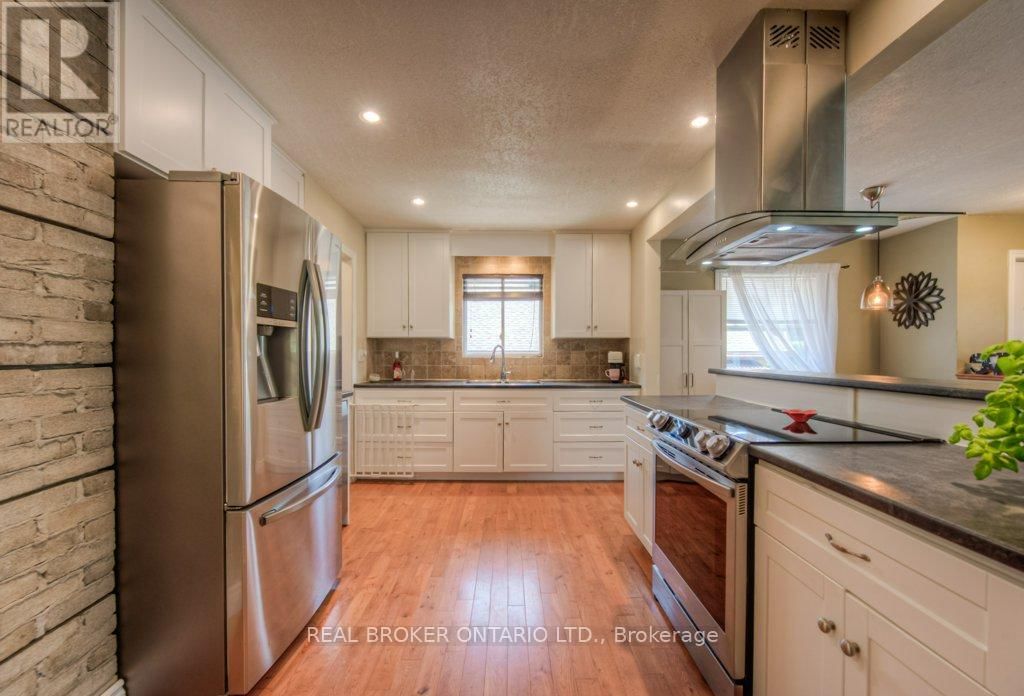 1212 QUEEN'S BOULEVARD Image 11