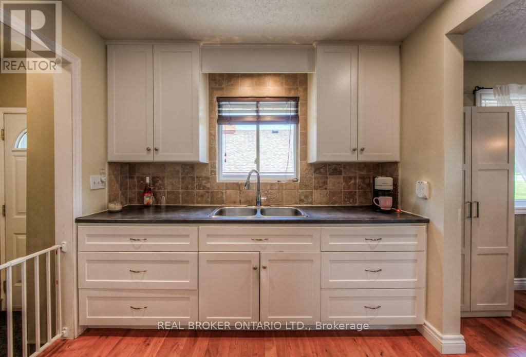 1212 QUEEN'S BOULEVARD Image 12