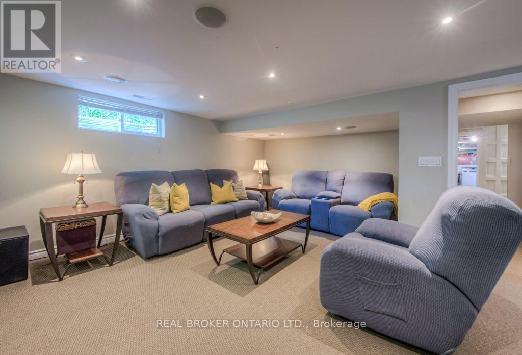 1212 QUEEN'S BOULEVARD Image 24