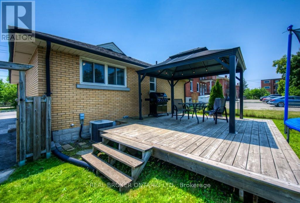 1212 QUEEN'S BOULEVARD Image 32