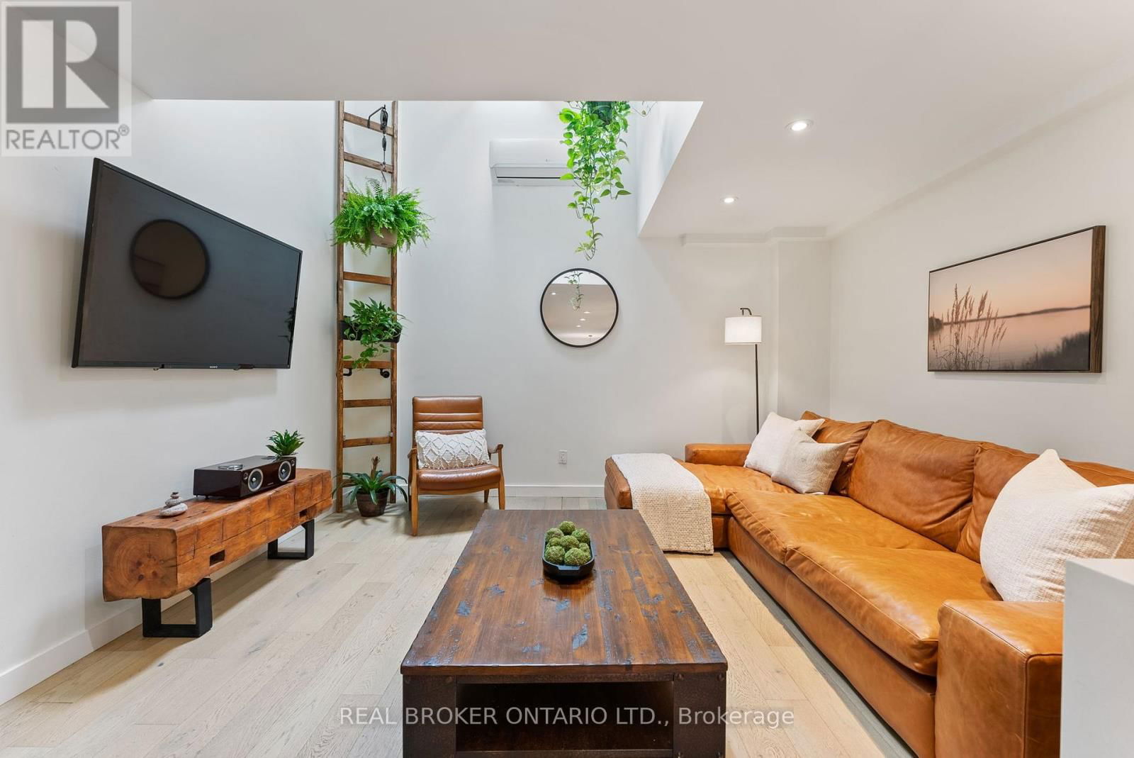 2 - 23 MACAULAY STREET WEST Image 11