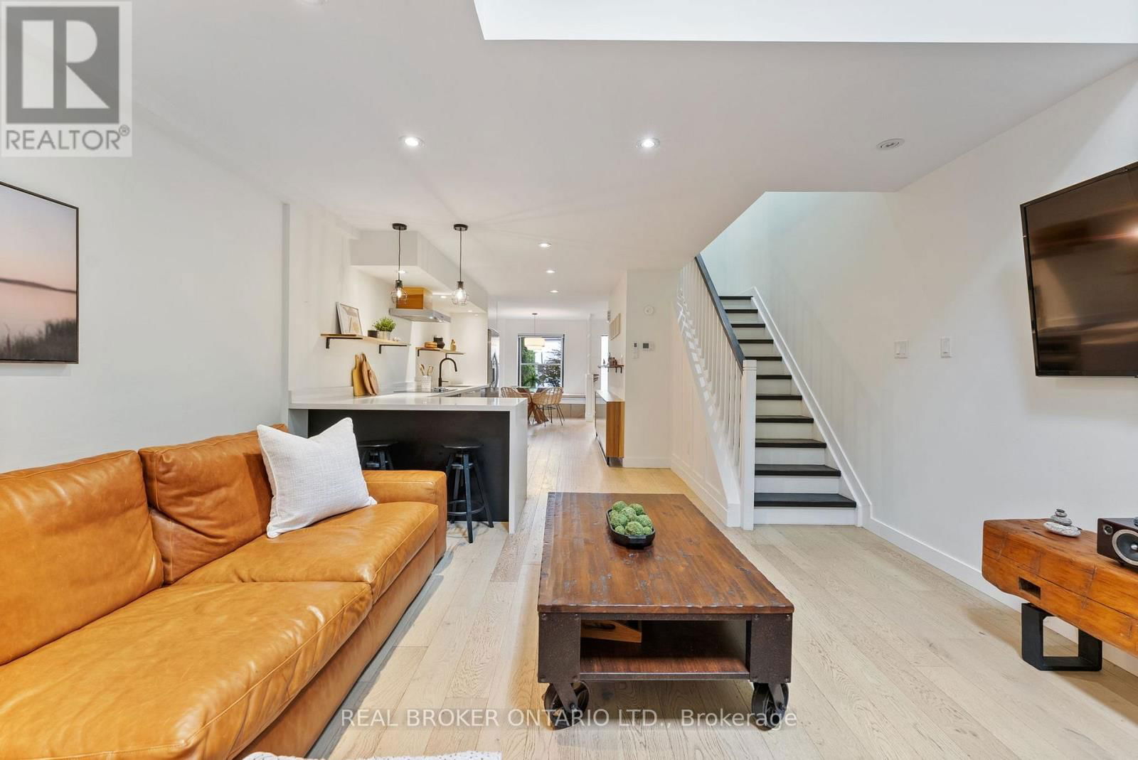 2 - 23 MACAULAY STREET WEST Image 13
