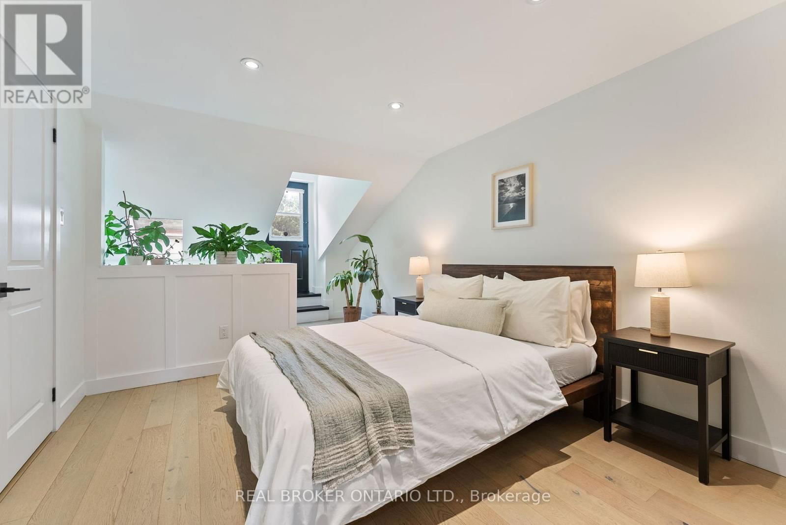 2 - 23 MACAULAY STREET WEST Image 14