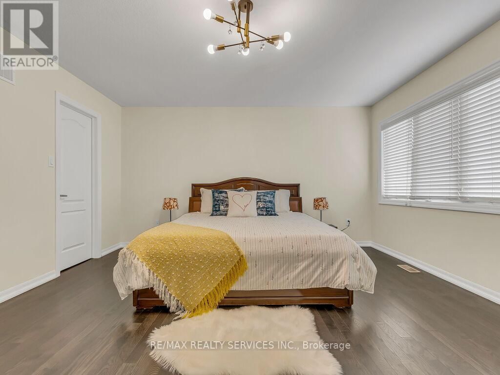 360 FALLING GREEN CRESCENT Image 18