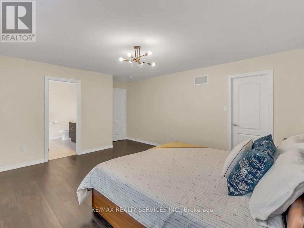 360 FALLING GREEN CRESCENT Image 19