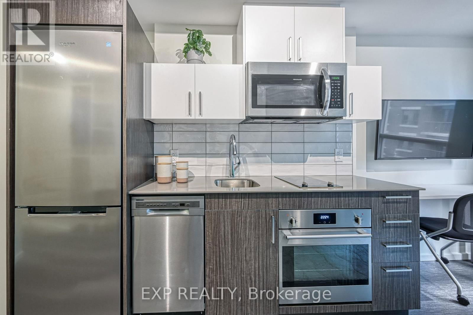 908 - 211 BESSERER STREET Image 14