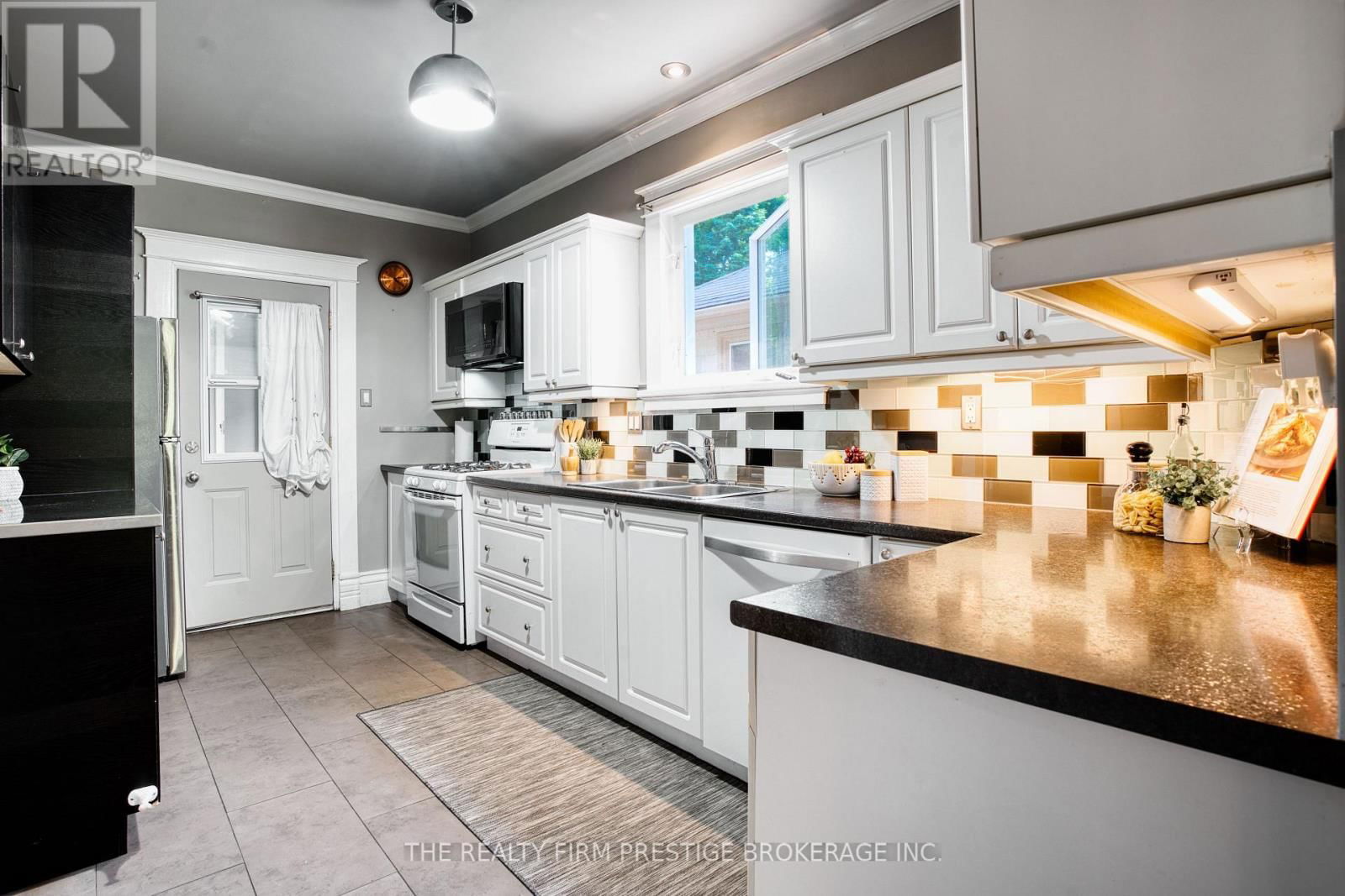 42 EVERGREEN AVENUE Image 11