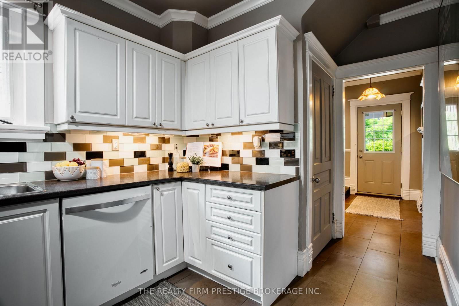 42 EVERGREEN AVENUE Image 15