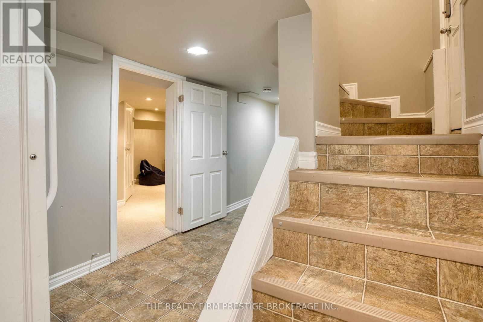 42 EVERGREEN AVENUE Image 32