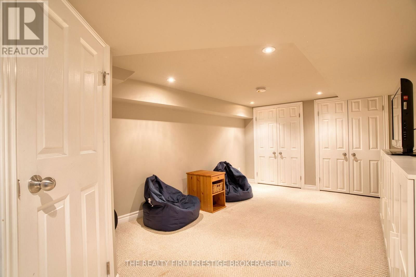 42 EVERGREEN AVENUE Image 33