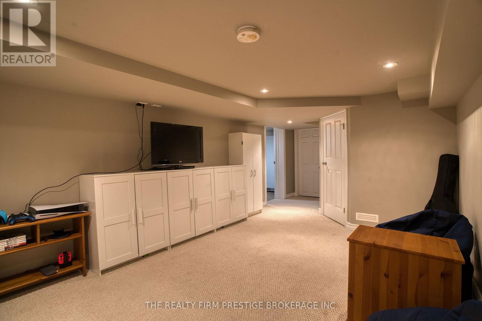 42 EVERGREEN AVENUE Image 34