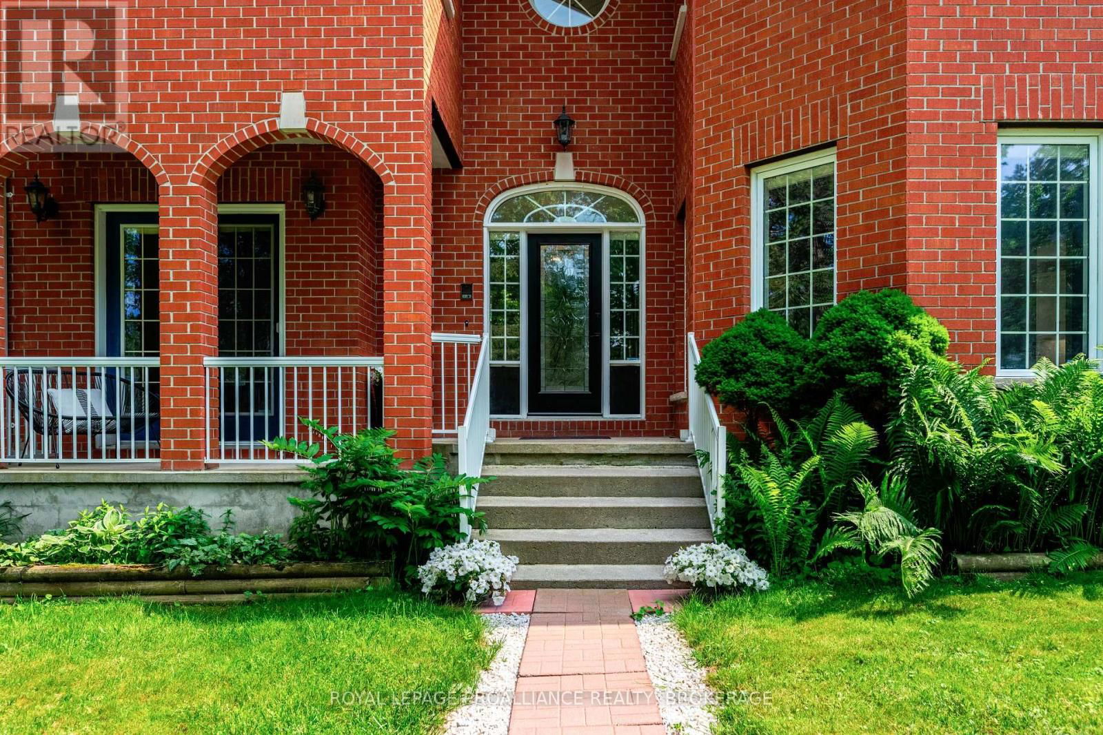 946 BRIDGE STREET WEST Image 2