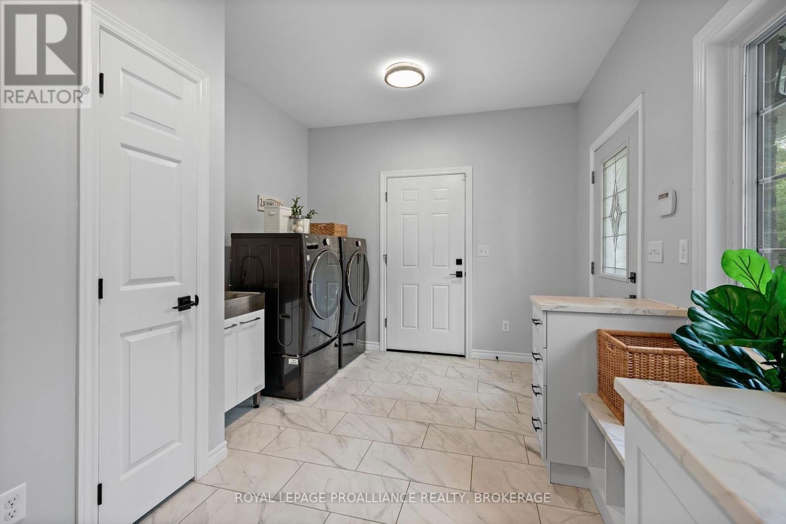 946 BRIDGE STREET WEST Image 22