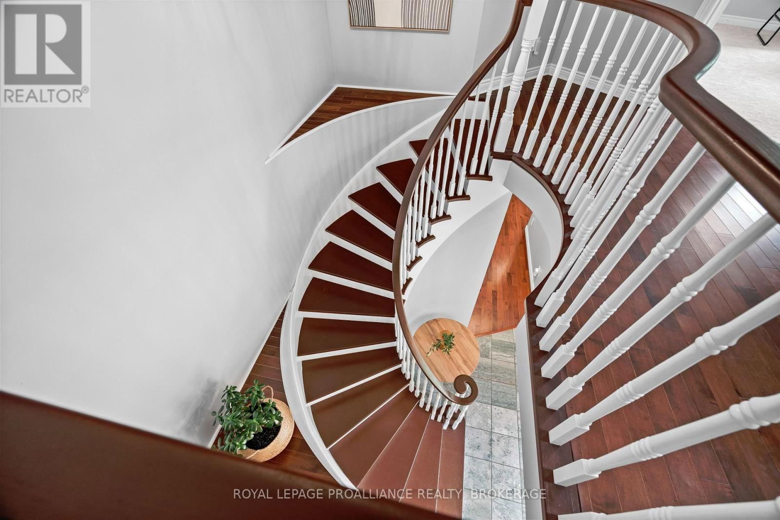 946 BRIDGE STREET WEST Image 25