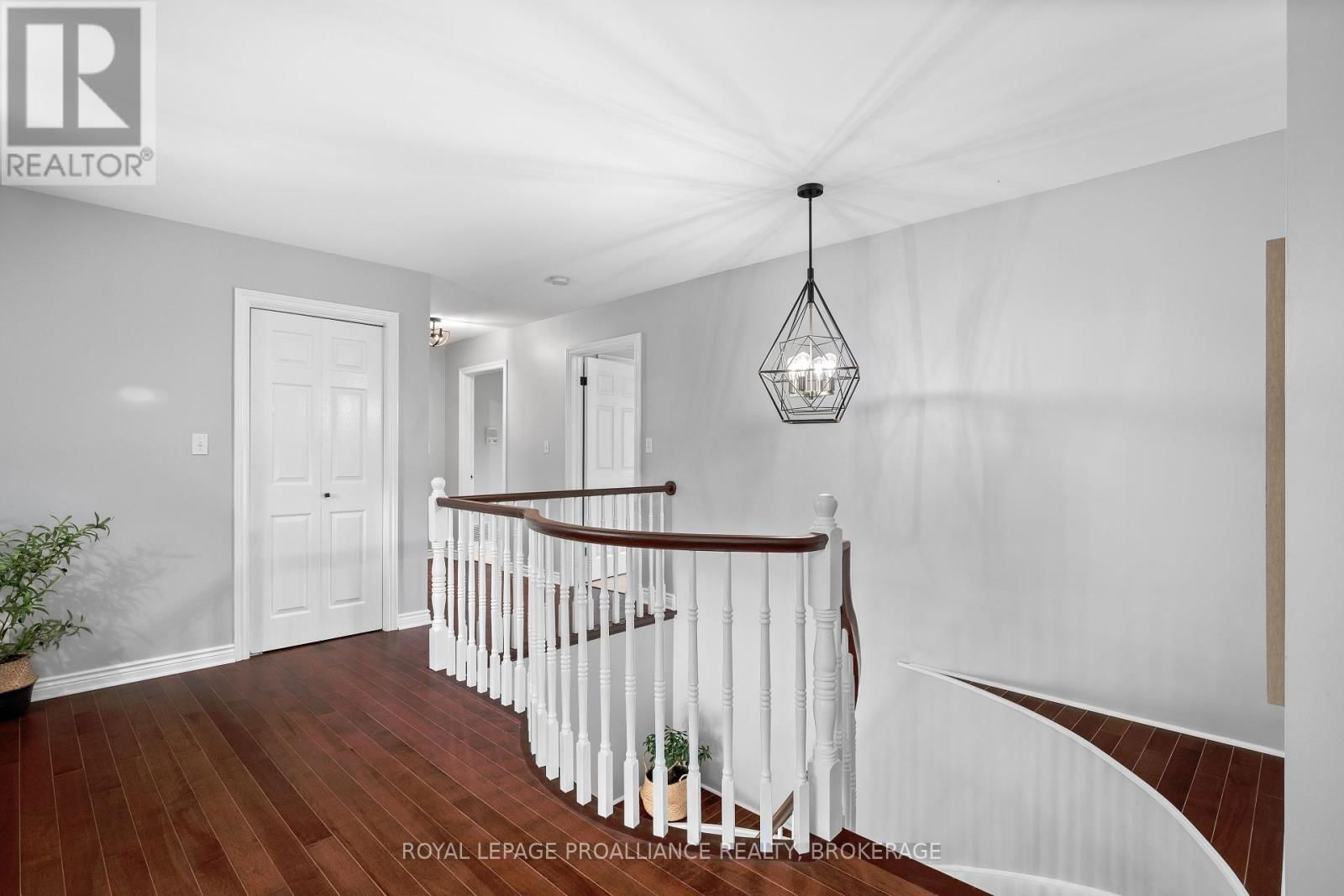 946 BRIDGE STREET WEST Image 26